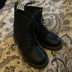 Dr. Martens size 6. Worn once. Excellent condition.